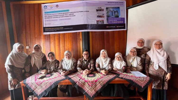 ( Dosen Prodi PBSI FBS UNP Gelar Pelatihan Gamifikasi bagi Guru di Nagari Tiku V Jorong. Doc. PBSI)